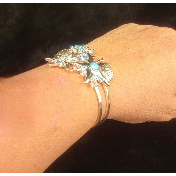 Hinged Starfish and Seashell Bracelet with Blue Rhinestones - Picture 7 of 11